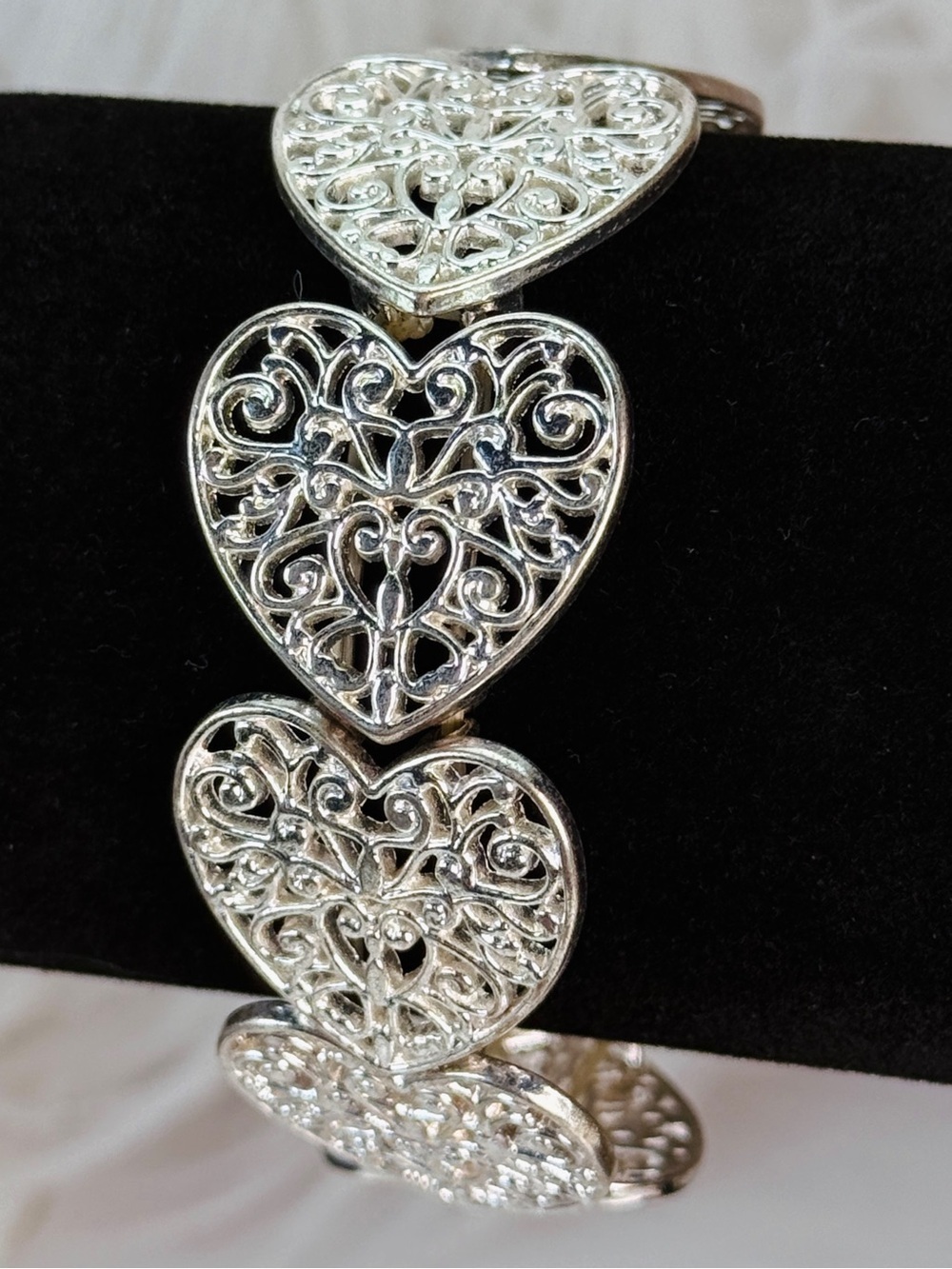 Pretty Silvertone filigree heart stretch bracelet